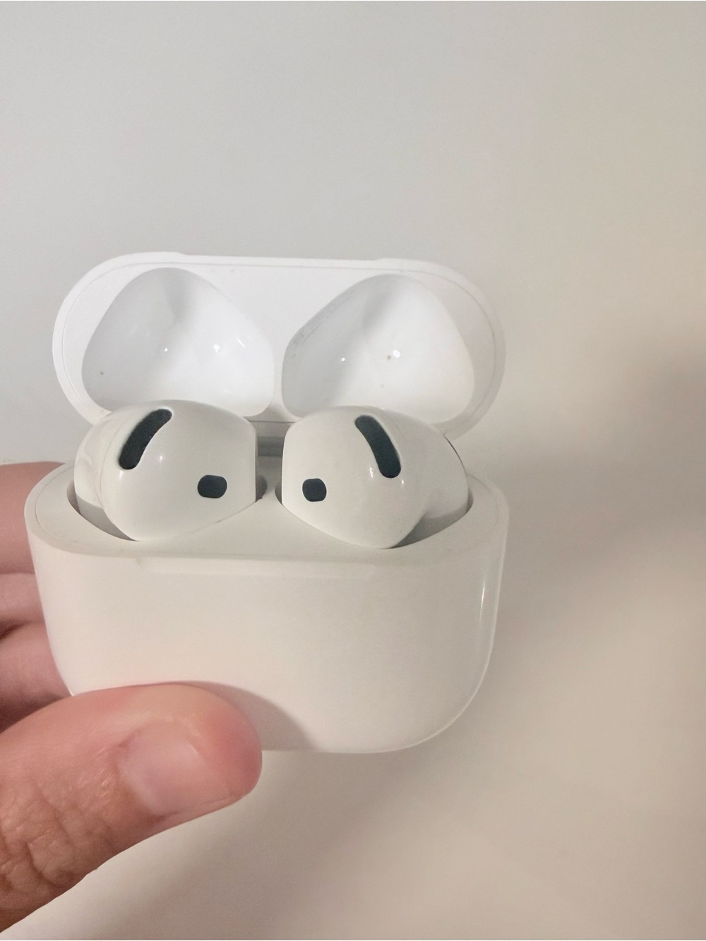 Apple White Wireless Earbuds with Charging Case